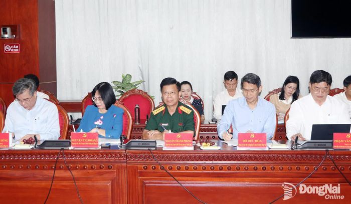 Các đồng chí trong Ban Thường vụ, Ban Chấp hành Đảng bộ thành phố và các cơ quan, đơn vị của thành phố dự buổi làm việc với đoàn. Ảnh: Bùi Cúc