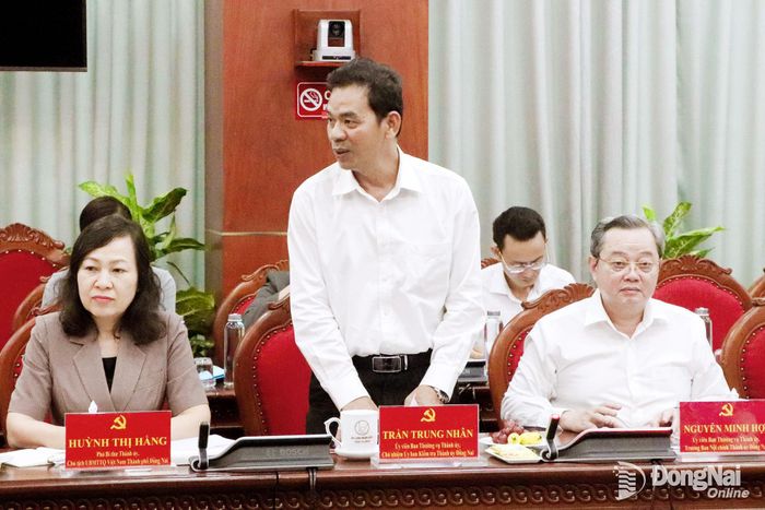 Ủy viên Ban Thường vụ Thành ủy, Chủ nhiệm Ủy ban Kiểm tra Thành ủy Trần Trung Nhân phát biểu tại buổi làm việc. Ảnh: Bùi Cúc