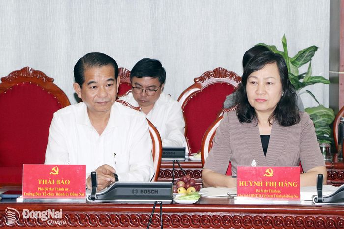 Các đồng chí: Huỳnh Thị Hằng, Phó Bí thư Thành ủy, Chủ tịch Ủy ban MTTQ Việt Nam thành phố; Thái Bảo, Phó Bí thư Thành ủy, Trưởng ban Tổ chức Thành ủy dự buổi làm việc với đoàn. Ảnh: Bùi Cúc