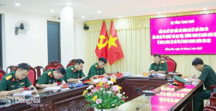 Thành viên đoàn kiểm tra, khảo sát đánh giá toàn diện các nội dung của đội ngũ cán bộ về công tác tại Lữ đoàn 87. Ảnh: ĐVCC