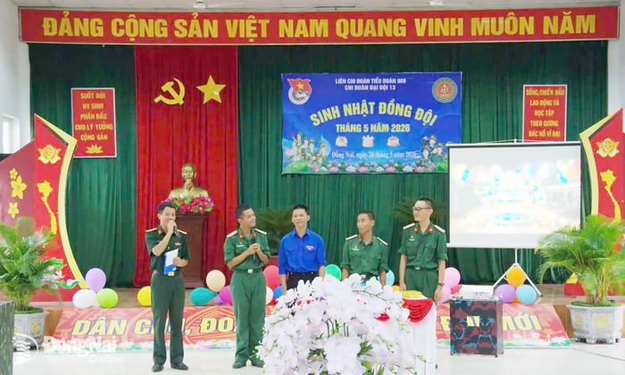 Đoàn khảo sát cán bộ tổ chức một buổi sinh nhật tập thể cho chiến sĩ mới. Ảnh: ĐVCC