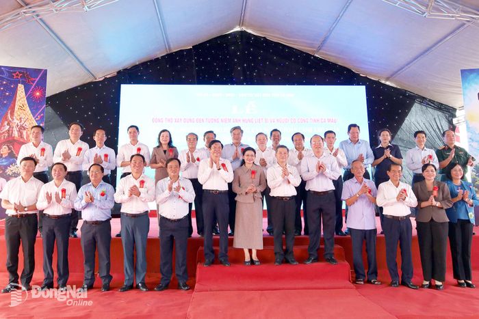 Đồng chí Lê Minh Trí, Ủy viên Bộ Chính trị, Bí thư Trung ương Đảng, Trưởng ban Nội chính Trung ương cùng đại diện lãnh đạo các cơ quan, đơn vị, địa phương và lãnh đạo thành phố Đồng Nai chụp hình lưu niệm tại buổi lễ. Ảnh: Hồng Nhi