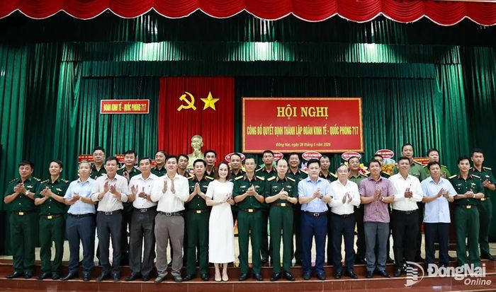 Các đại biểu chụp hình lưu niệm tại Hội nghị công bố quyết định thành lập Đoàn KT-QP 717. Ảnh: Anh Đức