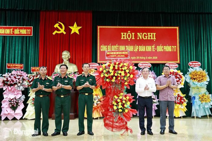 Đồng chí Trịnh Tiến Tâm, Bí Thư Đảng ủy, Chủ tịch HĐND và Đại diện lãnh đạo UBND, UBMTTQ Việt Nam xã Hưng Phước tặng hoa chúc mừng Đảng ủy, Chỉ huy Đoàn KT-QP 717. Ảnh: Anh Đức