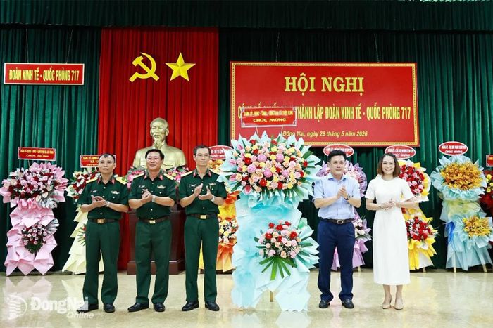Đồng chí Đặng Hoàng Giang, Thành ủy viên, Bí thư Đảng ủy, Chủ tịch HĐND và đại diện lãnh đạo UBND, UBMTTQ Việt Nam xã Thiện Hưng tặng hoa chúc mừng Đảng ủy, Chỉ huy Đoàn KT-QP 717. Ảnh: Anh Đức