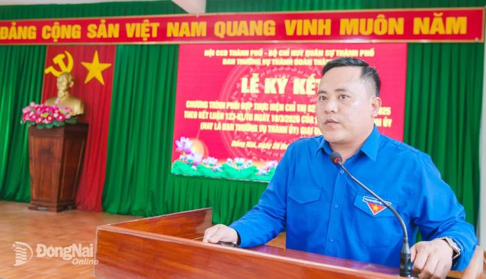Phó Bí thư Thành đoàn Nguyễn Hiếu Trung trao đổi về chương trình phối hợp. Ảnh: Văn Chung