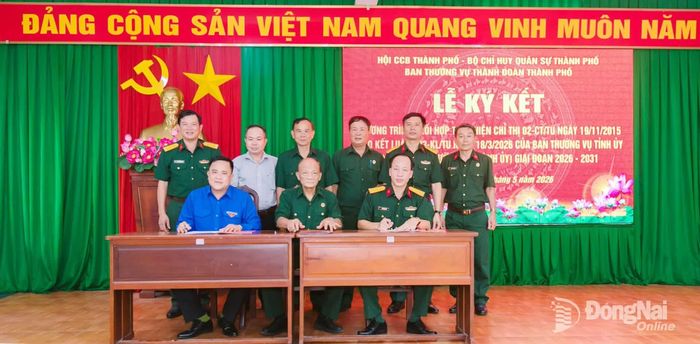 Đại diện 3 cơ quan cùng ký kết chương trình phối hợp giai đoạn 2026-2031. Ảnh: Văn Chung