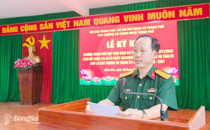 Thượng tá Bùi Khánh Hòa, Phó Chỉ huy trưởng Bộ Chỉ huy Quân sự thành phố phát biểu tại hội nghị. Ảnh: Văn Chung