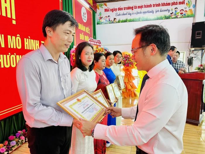 Bí thư Đảng ủy, Chủ tịch HĐND phường Tam Hiệp Nguyễn Xuân Thanh trao giấy khen cho các tập thể có thành tích xuất sắc trong thực hiện mô hình chính quyền địa phương 2 cấp. Ảnh: Hồng Mỹ