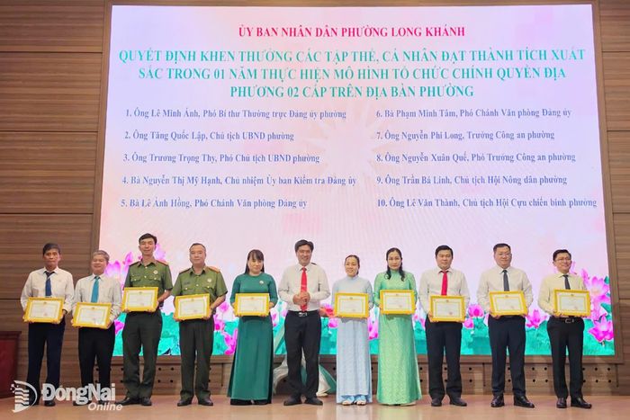 Khen thưởng các tập thể, cá nhân có thành tích xuất sắc. Ảnh: Trần Thành