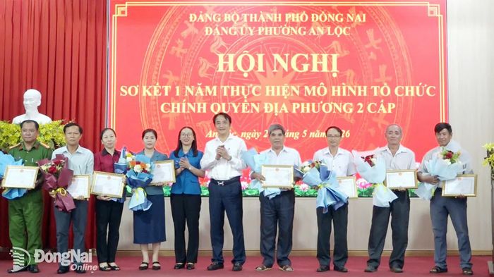 Lãnh đạo Đảng ủy phường An Lộc trao giấy khen cho các cá nhân đạt thành tích xuất sắc trong thực hiện mô hình chính quyền địa phương 2 cấp.