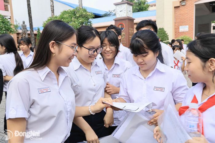 Thí sinh thảo luận đề thi sau khi hoàn thành môn thi Tiếng Anh chiều 28-5. Ảnh: C.N