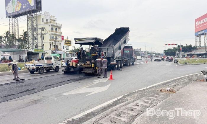 Do thi công chiếm phần lớn mặt đường nên các phương tiện lưu thông nên tìm phương án né tuyến đường trên.