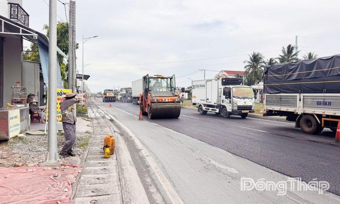 Đơn vị thi công đang tiến hành bảo dưỡng mặt đường.