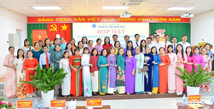Các đại biểu chụp ảnh lưu niệm tại buổi họp mặt.