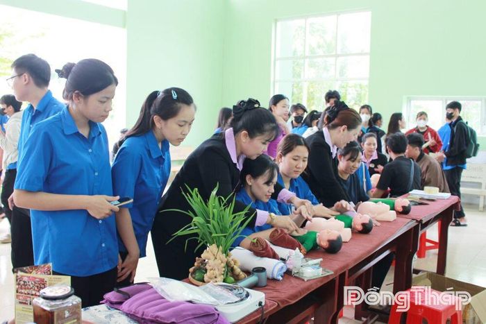 Học sinh, sinh viên tham gia tư vấn đào tạo nghề chăm sóc sắc đẹp.