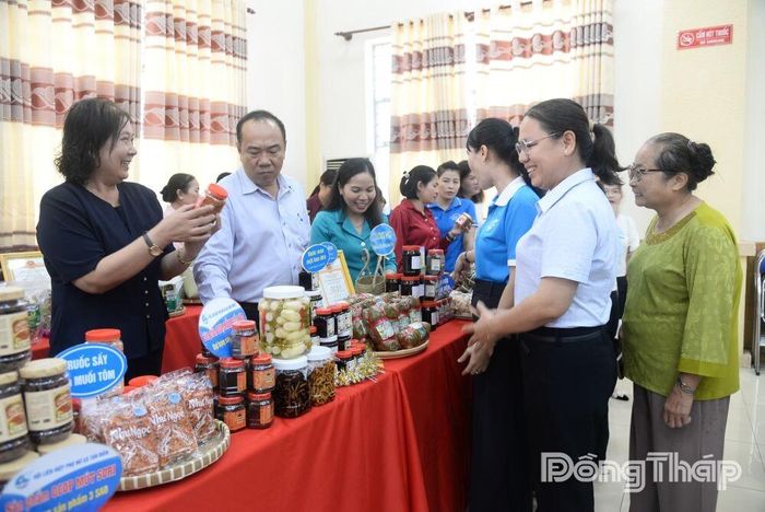 Trưng bày, giới thiệu sản phẩm tiêu biểu của các THT, HTX và doanh nghiệp nữ