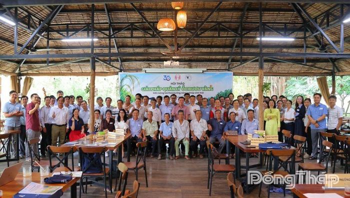 Các đại biểu tham dự chụp ảnh lưu niệm tại buổi hội thảo.