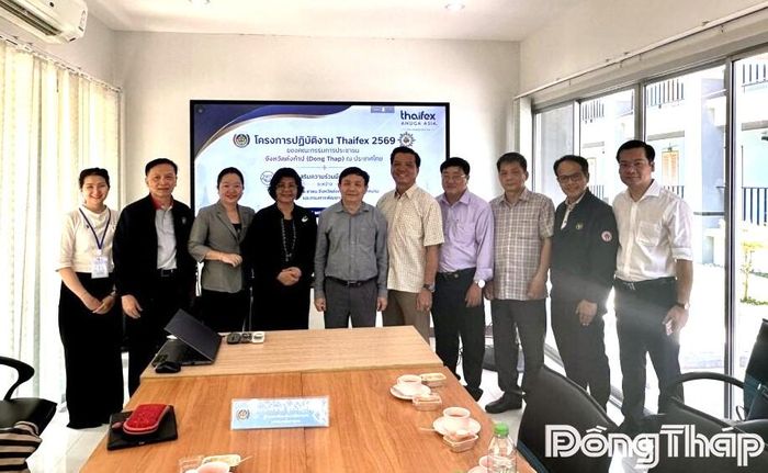 Đoàn công tác chụp ảnh lưu niệm với bà Parichat Surabatduang, Giám đốc Học viện Phát triển Cộng đồng, Viện Phát triển nguồn nhân lực. 