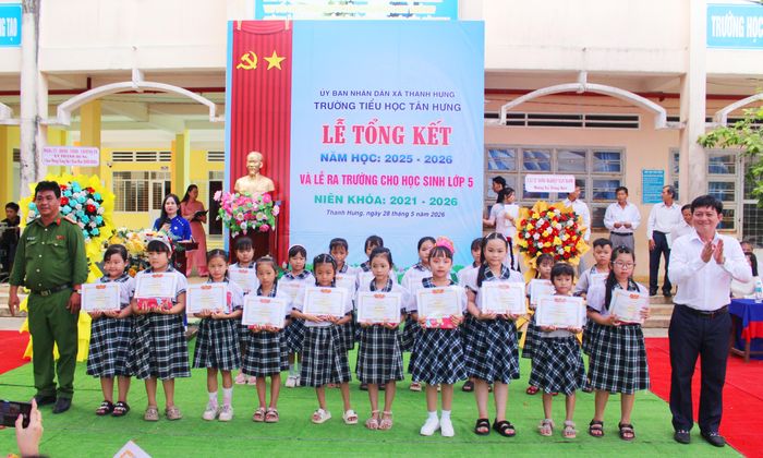 Phó Bí thư Đảng ủy, Chủ tịch UBND xã Thanh Hưng Nguyễn Hoàng Sơn (bìa phải) trao thưởng cho học sinh.