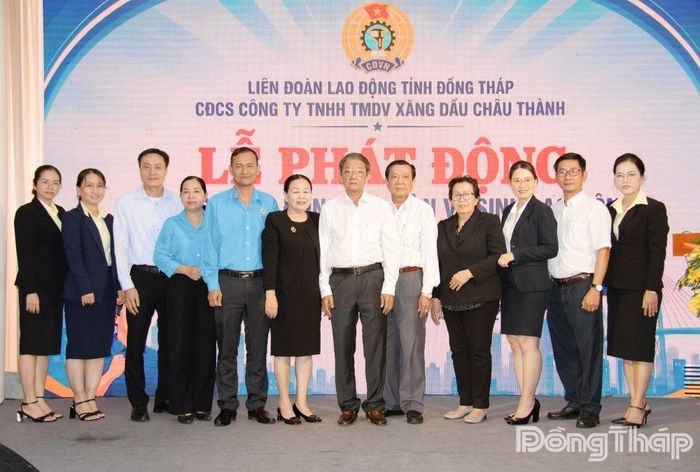 Các đại biểu chụp ảnh lưu niệm.