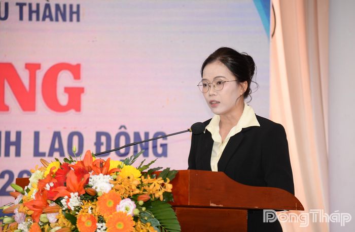 Bà Lê Ngọc Hòa, Phó Chủ tịch Công đoàn cơ sở Công ty TNHH TMDV Xăng dầu Châu Thành báo cáo tình hình hoạt động Công đoàn năm 2025.