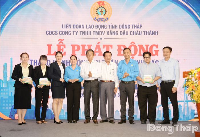 Trao giải Hội thi tìm hiểu kiến thức pháp luật cho các đội thi.