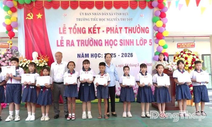 Khen thưởng các em học sinh tại Lễ tổng kết