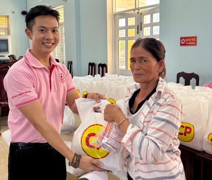  Tặng trứng gà cho người dân. Ảnh: ĐVCC 