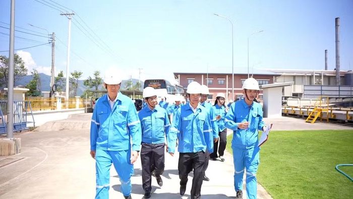  Phó Chủ tịch UBND tỉnh Nguyễn Hữu Quế (thứ 2 từ phải sang) tham quan Nhà máy Idemitsu Green Energy Vietnam. Ảnh: X.Đ 