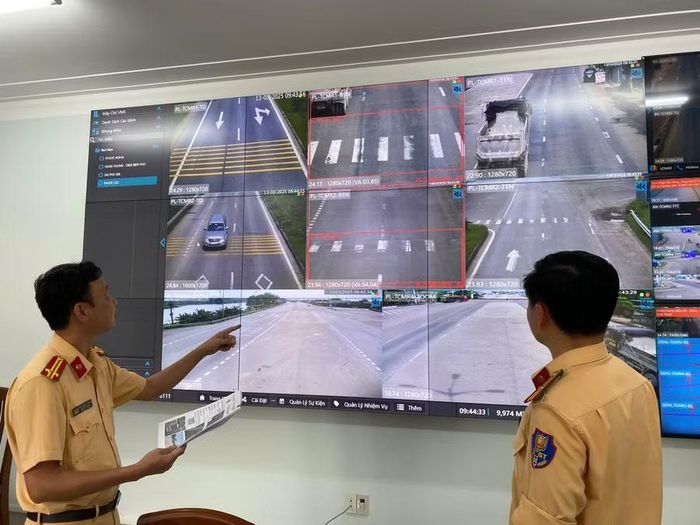 CBCS Cảnh sát giao thông Công an tỉnh Gia Lai kiểm tra trực tiếp tình hình TTAGT tại một số tuyến đường qua hệ thống camera.