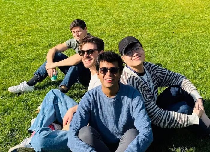  Anh Công Minh (đội mũ) và những người bạn học tại Đại học Cambridge. Ảnh: NVCC 