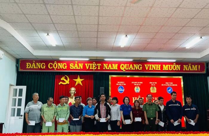  Lãnh đạo Công an tỉnh và lãnh đạo LĐLĐ tỉnh tặng quà cho người lao động có hoàn cảnh khó khăn. Ảnh: Ngô Sương 