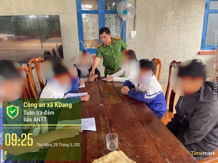 Công an xã Kdang răn đe nhóm học sinh cấp 2 ném bột mì vào nhau trên quốc lộ 19. Ảnh: ĐVCC