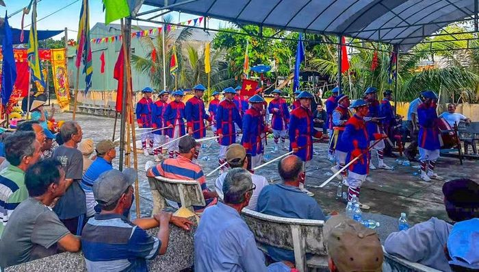  Biểu diễn chèo bả trạo đưa thần Nam Hải vào nhập điện tại Lăng Ông Nam Hải vạn đầm Trung Lương. Ảnh: ĐVCC 