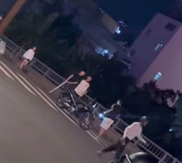  Clip ghi lại đoạn 2 nhóm thanh thiếu niên đánh nhau. Ảnh chụp màn hình 