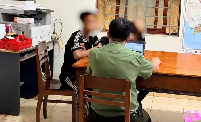 Các đối tượng bước đầu khai nhận hành vi đánh nhau của mình. Ảnh: Văn Ngọc 