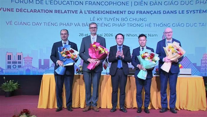  Chủ tịch UBND tỉnh Phạm Anh Tuấn (giữa) tặng hoa chúc mừng các đại biểu tham dự diễn đàn. Ảnh: Bảo Long 