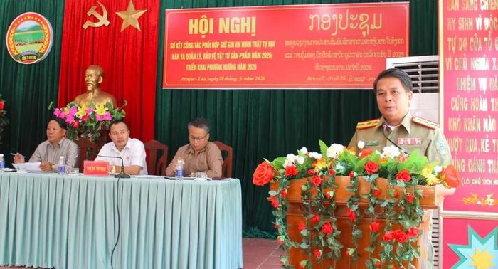 Đồng chí A Lun Sắc - Đệt Ăm Phon - Trưởng Công an huyện Phu Vông phát biểu tham luận tại hội nghị. Ảnh: Trường Sinh