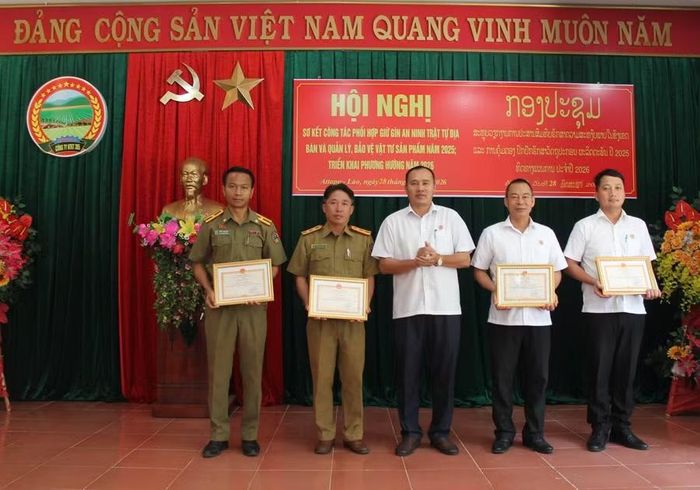 Thượng tá Cù Đức Mậu - Giám đốc Công ty Hợp tác kinh tế 385 trao thưởng cho các tập thể có thành tích tiêu biểu trong công tác phối hợp bảo đảm an ninh trật tự địa bàn và quản lý, bảo vệ vật tư, sản phẩm năm 2025. Ảnh: Trường Sinh