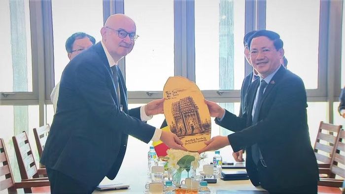  Chủ tịch UBND tỉnh Phạm Anh Tuấn (bên phải) tặng quà cho ông Pierre du Ville - Trưởng đại diện Phái đoàn Wallonie - Bruxelles tại Việt Nam. Ảnh: Trung Nghĩa 