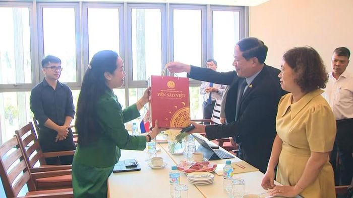  Chủ tịch UBND tỉnh Phạm Anh Tuấn (bên phải) tặng quà bà Touch Sopharat - Đại sứ đặc mệnh toàn quyền Vương quốc Campuchia tại Việt Nam. Ảnh: Trung Nghĩa 