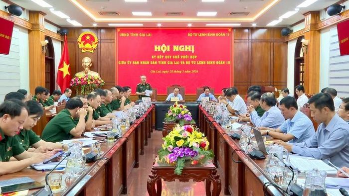  Thiếu tướng Hoàng Văn Sỹ - Tư lệnh Binh đoàn 15 trao đổi thêm về việc thực hiện quy chế phối hợp giữa 2 bên. Ảnh: Nhật Trường 