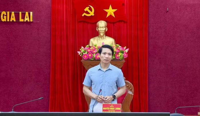 Đồng chí Nguyễn Ngọc Lương - Phó Bí thư Tỉnh ủy, Chủ tịch Ủy ban MTTQ Việt Nam tỉnh phát biểu chỉ đạo tại buổi làm việc. Ảnh: Nhật Trường