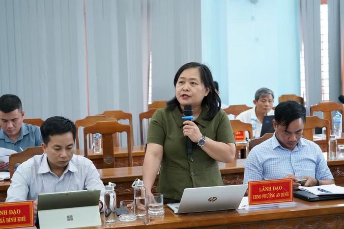  Lãnh đạo UBND xã An Bình báo cáo kết quả công tác GPMB và tái định cư tại địa phương. Ảnh: N.H 