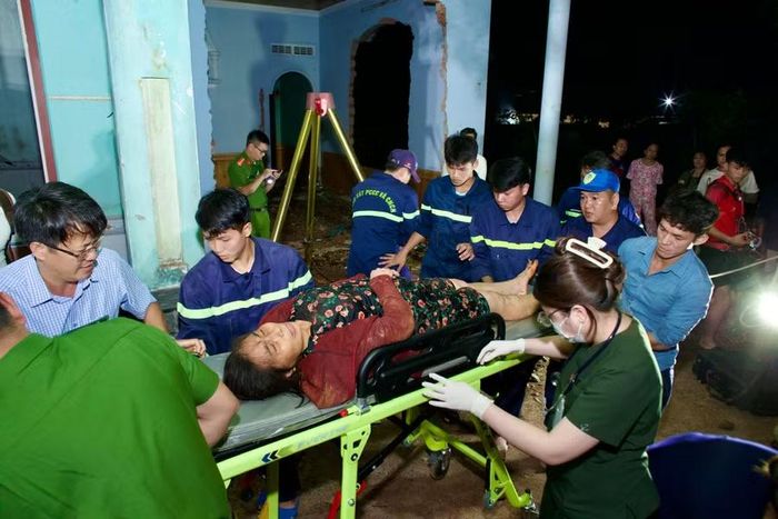 Bà Út đã được cứu sống kịp thời sau khi rơi xuống giếng sâu gần 30 m. Ảnh: Minh Trần