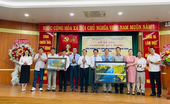  Lãnh đạo 2 đơn vị tặng quà cho nhau tại lễ ký kết. Ảnh: Phan Tuấn 