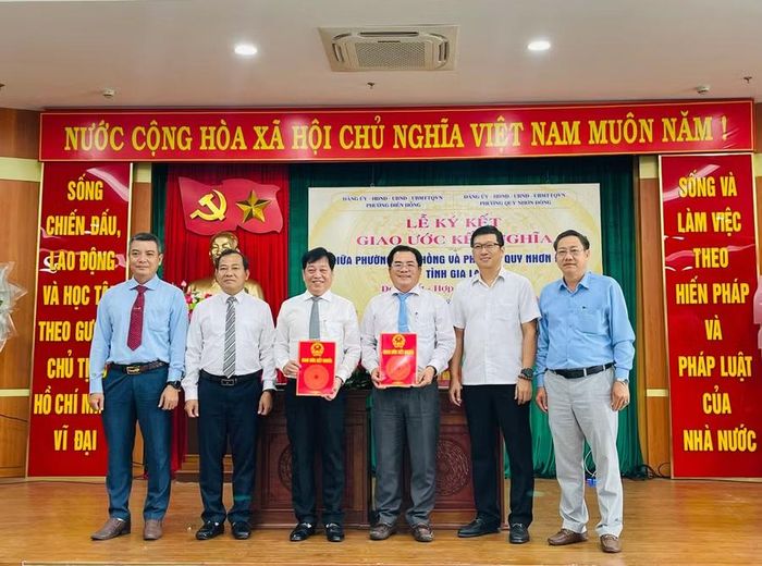  2 đơn vị ký kết giao ước kết nghĩa. Ảnh: Phan Tuấn 