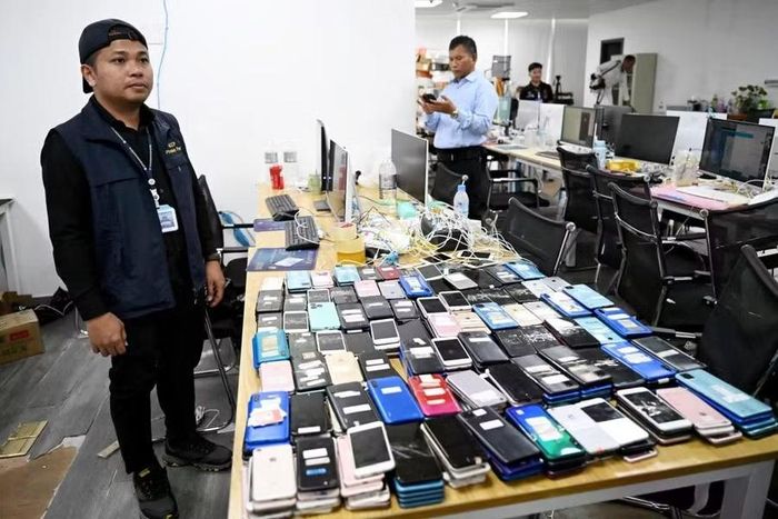  Các thiết bị mà cảnh sát thu giữ tại trung tâm lừa đảo ở Phnom Penh, Campuchia. Ảnh: AFP 