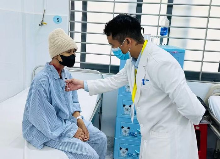 Bác sĩ thăm khám cho chị Đinh Thị Klech (làng Briêng, xã Kông Bơ La) bị ung thư vú di căn đang điều trị tại Bệnh viện Đa khoa Gia Lai. Ảnh: N.N